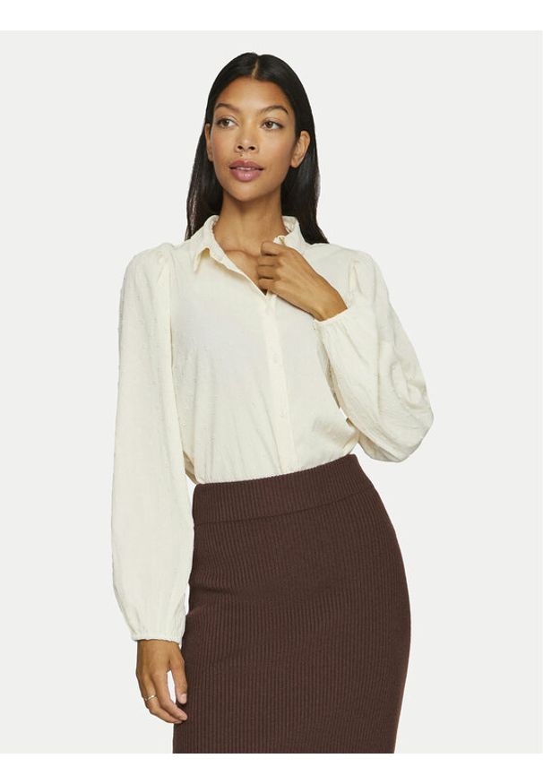 Vila Koszula Brietta 14102572 Écru Regular Fit. Kolor: kremowy. Materiał: syntetyk