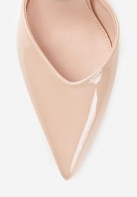 Born2be - Beżowe Lakierowane Szpilki z Elastycznym Paskiem na Piętę Balzorwyn. Okazja: na ślub cywilny, na randkę, na wesele, do pracy, na spotkanie biznesowe. Nosek buta: szpiczasty. Zapięcie: pasek. Kolor: beżowy. Materiał: lakier. Obcas: na szpilce. Styl: klasyczny, biznesowy, elegancki. Wysokość obcasa: średni #6