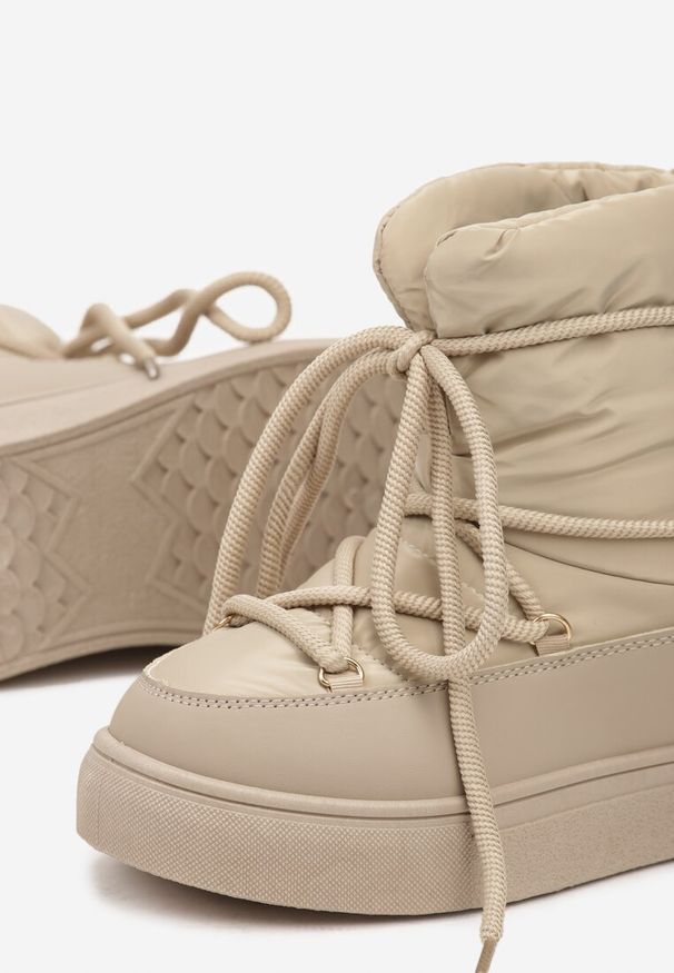 Renee - Ciemnobeżowe Śniegowce na Platformie ze Sznurowaniem Izatria. Nosek buta: okrągły. Kolor: beżowy. Materiał: nubuk, syntetyk, materiał, futro. Sezon: zima. Obcas: na platformie. Wysokość obcasa: niski