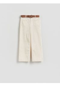 Reserved - Spodnie z paskiem - kremowy. Kolor: kremowy. Materiał: tkanina, bawełna #1