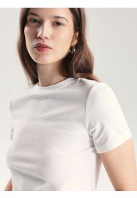 Reserved - T-shirt z aplikacjami - biały. Kolor: biały. Materiał: dzianina, bawełna. Wzór: aplikacja #1