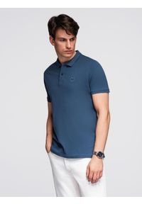 Ombre Clothing - Jednokolorowa koszulka polo męska BASIC z dzianiny pique - ciemnoniebieska V13. Okazja: na co dzień. Typ kołnierza: polo. Kolor: niebieski. Materiał: dzianina. Wzór: aplikacja, jednolity, haft. Styl: sportowy, casual, wizytowy