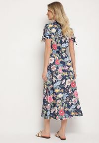 Born2be - Granatowa Rozkloszowana Sukienka o Koszulowym Kroju z Paskiem w Kwiatowy Wzór Fevelorine. Okazja: na co dzień. Kolor: niebieski. Wzór: kwiaty. Typ sukienki: koszulowe. Styl: casual #4