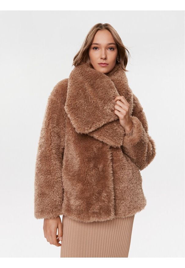 Futro Guess. Kolor: beżowy, brązowy. Materiał: futro