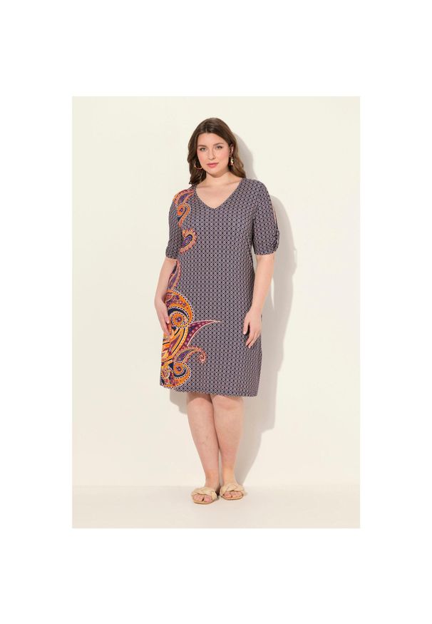 ULLA POPKEN - Damskie Sukienka plażowa paisley trapezowy krój dekolt w serek rękaw 1/2. Okazja: na plażę. Typ kołnierza: dekolt w serek. Kolekcja: plus size. Kolor: niebieski. Materiał: wiskoza, materiał, elastan. Wzór: paisley. Typ sukienki: trapezowe. Styl: sportowy