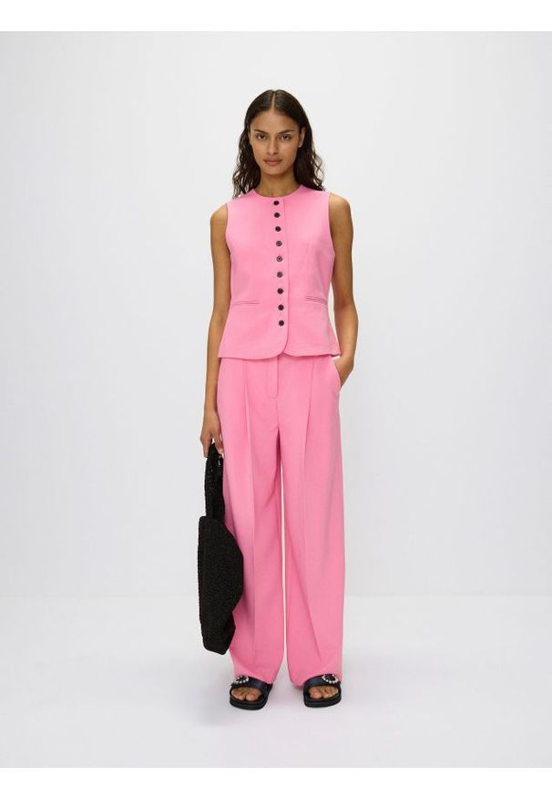 Reserved - Spodnie z kantem - intensywny róż. Kolor: różowy. Materiał: wiskoza, tkanina