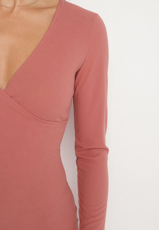 Born2be - Różowa Sukienka o Dopasowanym Kroju z Kopertowym Dekoltem Ermellia. Okazja: na wesele, na randkę, na ślub cywilny. Typ kołnierza: dekolt kopertowy. Kolor: różowy. Materiał: skóra. Długość rękawa: długi rękaw. Typ sukienki: kopertowe. Styl: glamour, klasyczny, elegancki