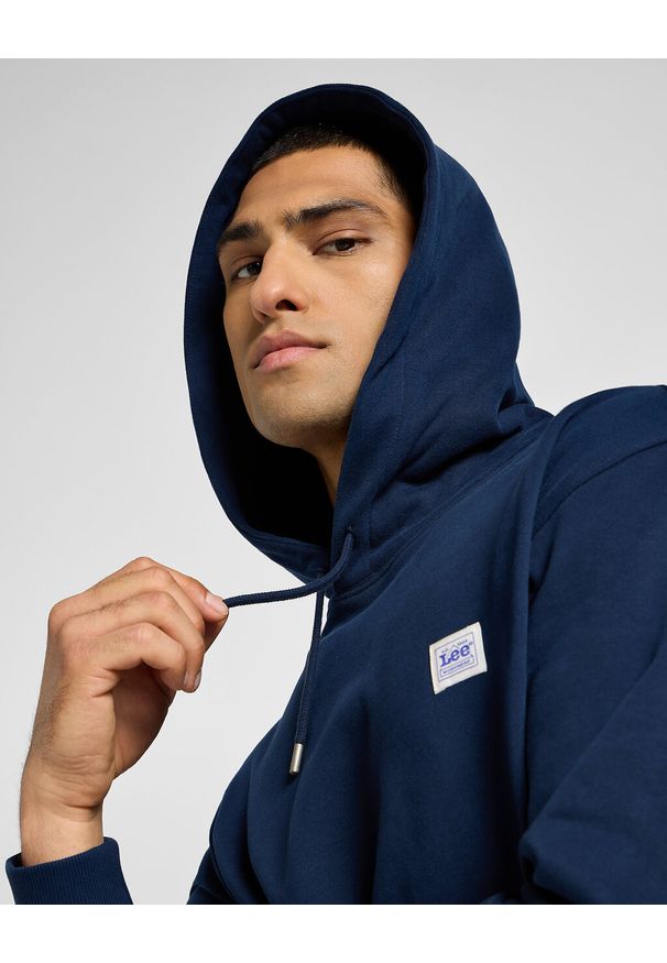 Lee - LEE WW HOODIE MĘSKA BLUZA Z KAPTUREM NIEROZPINANA INKY BLUE 112355612 LM02008543. Typ kołnierza: kaptur
