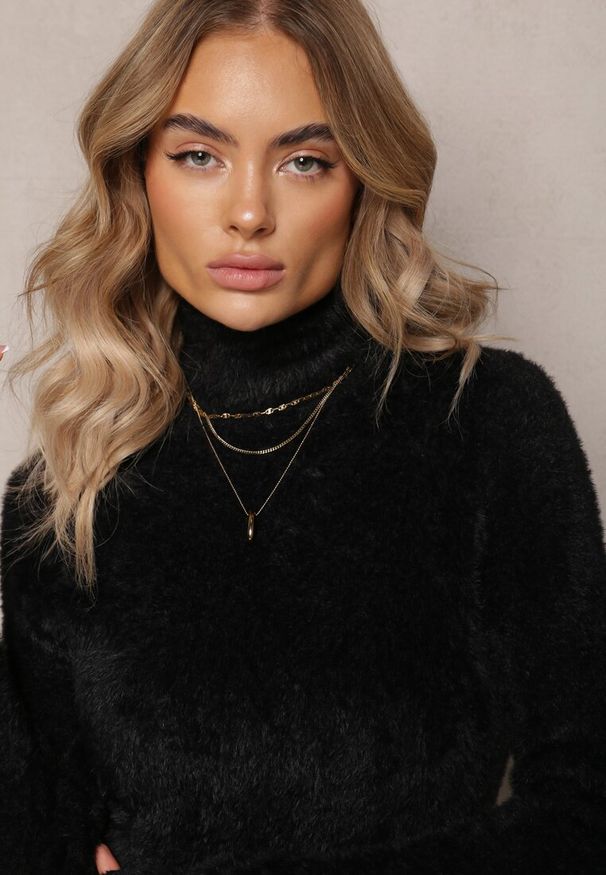 Renee - Czarny Dopasowany Golf z Wełną i Ściągaczami Pacienche. Typ kołnierza: golf. Kolor: czarny. Materiał: wełna. Wzór: jednolity