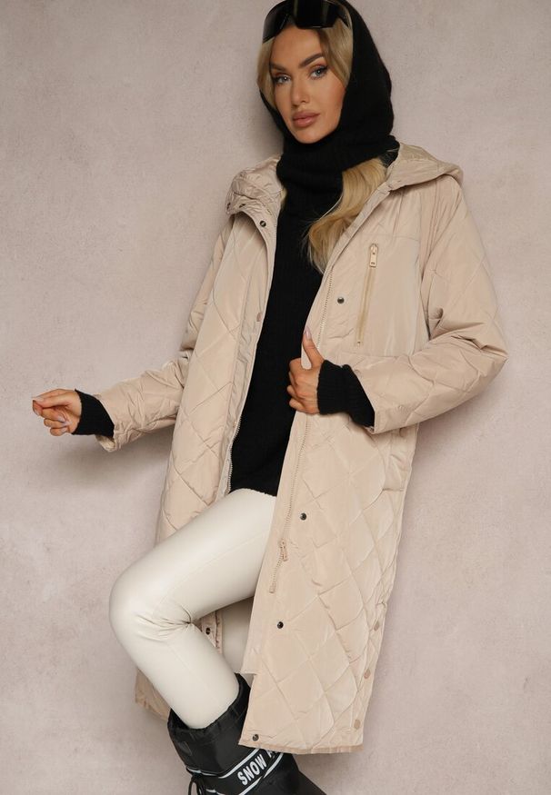 Renee - Beżowa Długa Kurtka z Pikowanymi Przeszyciami Kapturem i Kieszeniami Faliti. Okazja: na co dzień. Kolor: beżowy. Materiał: jeans. Długość: długie. Styl: elegancki, casual