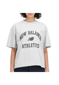Koszulka New Balance WT33551AG - szara. Kolor: szary. Materiał: bawełna, materiał. Długość rękawa: krótki rękaw. Długość: krótkie. Wzór: napisy