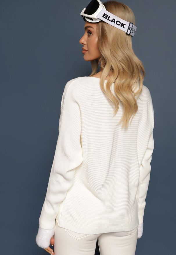 Renee - Jasnobeżowy Sweter o Klasycznym Kroju i Dekoltem w Łódkę Valorvia. Okazja: na co dzień, na spotkanie biznesowe, do pracy. Kolor: beżowy. Materiał: jeans. Styl: klasyczny