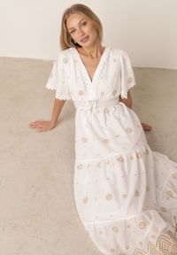 Born2be - Beżowa Bawełniana Sukienka Boho Zdobiona Etno Haftem i Chwostami Metona. Okazja: na spacer, na co dzień. Kolor: beżowy. Materiał: bawełna. Wzór: aplikacja, haft. Typ sukienki: proste. Styl: etno, boho #3