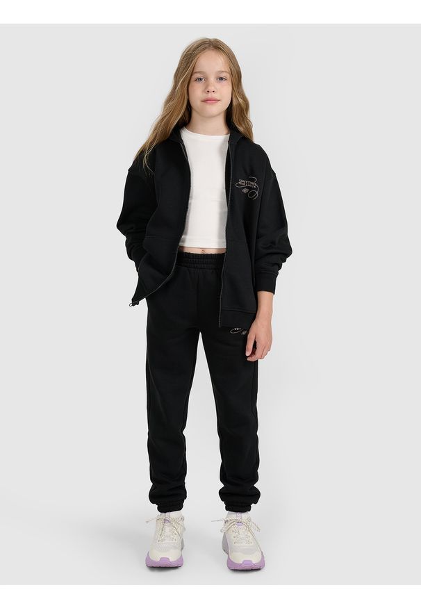4f - 4F Bluza dresowa rozpinana z kapturem dziewczęca - czarna 122 (6-7 lat). Okazja: na co dzień. Typ kołnierza: kaptur. Kolor: czarny. Materiał: dresówka. Wzór: gładki, nadruk, ze splotem. Sezon: lato. Styl: casual, klasyczny, sportowy
