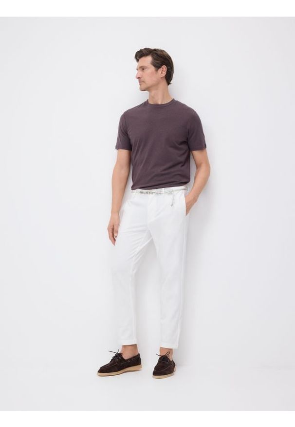 Reserved - Spodnie slim fit z paskiem - złamana biel. Materiał: dzianina, bawełna