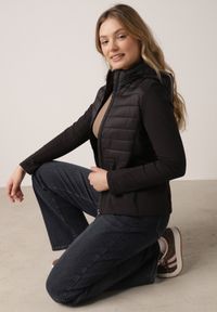 Born2be - Czarna Pikowana Kurtka Przejściowa z Kapturem i Elastycznymi Rękawami Nikitha. Okazja: na co dzień. Typ kołnierza: kaptur. Kolor: czarny. Materiał: jeans, nylon. Styl: casual, elegancki, sportowy, klasyczny #1