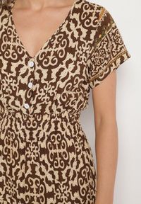 Born2be - Brązowa Bawełniana Sukienka z Guzikami i Ornamentnym Wzorem Zisselle. Kolor: brązowy. Materiał: bawełna #2