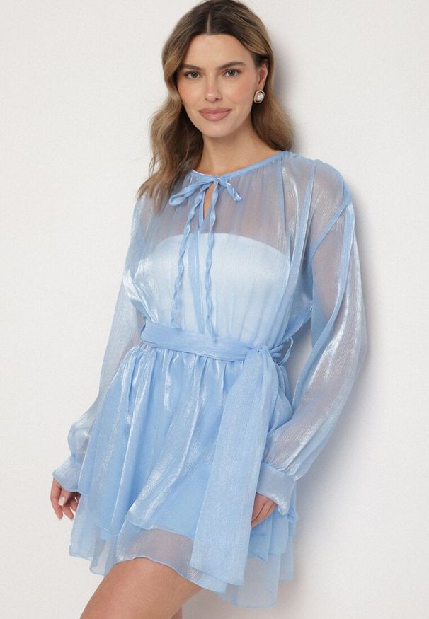 Born2be - Niebieska Sukienka Ozdobiona Wiązaniem i Paskiem Nivoren. Okazja: na co dzień. Kolor: niebieski. Długość rękawa: długi rękaw. Wzór: aplikacja. Typ sukienki: proste. Styl: casual, elegancki