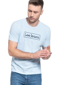 Lee - MĘSKI T-SHIRT LEE LEE JEANS TEE SKY BLUE L65LFENR. Kolor: niebieski. Materiał: jeans #4