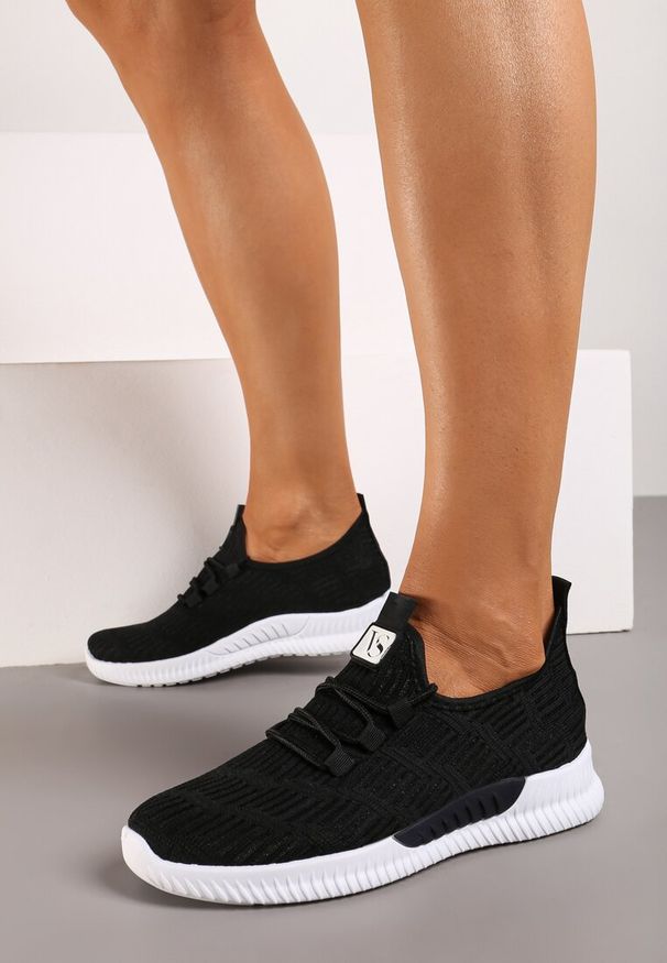 Born2be - Czarne Buty Sportowe Westtide. Nosek buta: okrągły. Zapięcie: bez zapięcia. Kolor: czarny. Materiał: materiał. Szerokość cholewki: normalna. Wzór: aplikacja