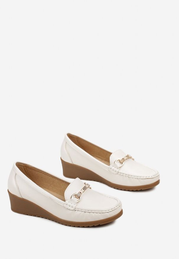 Born2be - Białe Półbuty Mokasyny na Subtelnym Koturnie z Metaliczną Ozdobą i Marszczeniem Xalina. Zapięcie: klamry. Kolor: biały. Wzór: aplikacja. Obcas: na koturnie. Styl: elegancki