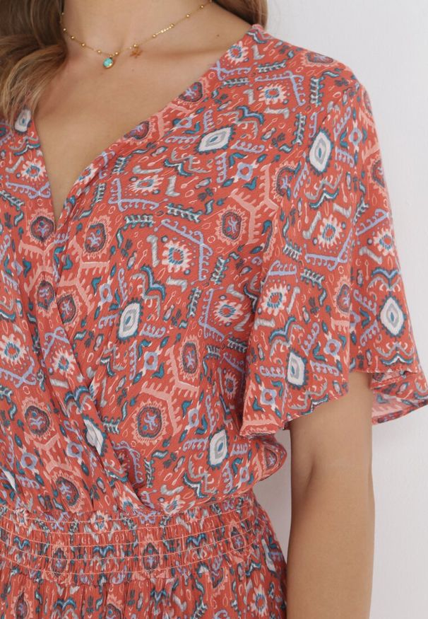 Born2be - Ciemnoróżowa Kopertowa Sukienka Midi z Gumkami w Pasie i Falbanką z Wiskozy Lochla. Typ kołnierza: dekolt kopertowy. Kolor: różowy. Materiał: wiskoza. Długość rękawa: krótki rękaw. Sezon: wiosna, lato. Typ sukienki: kopertowe. Długość: midi