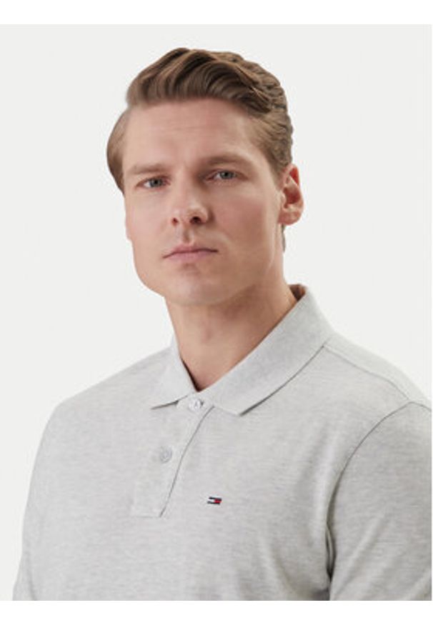 Tommy Jeans Polo DM0DM22711 Szary Regular Fit. Typ kołnierza: polo. Kolor: szary. Materiał: bawełna