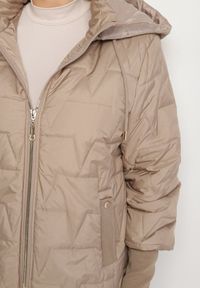 Born2be - Beżowa Pikowana Kurtka o Prostym Kroju z Kapturem Tulorisa. Okazja: na co dzień, na spacer. Typ kołnierza: kaptur. Kolekcja: plus size. Kolor: beżowy. Materiał: jeans. Wzór: aplikacja. Styl: klasyczny, casual, elegancki #7