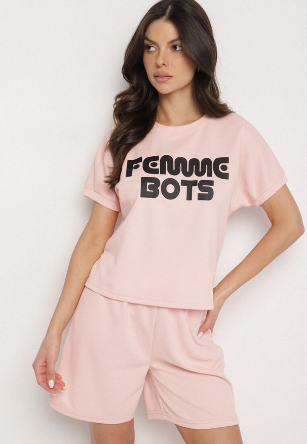 Born2be - Różowy T-shirt Ozdobiony Napisem Devenee. Okazja: na co dzień. Kolor: różowy. Materiał: jeans. Wzór: aplikacja, napisy. Styl: klasyczny, casual