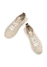 Beżowe Sneakersy Tamaris Damskie Buty Na Platformie. Zapięcie: sznurówki. Kolor: beżowy. Materiał: materiał. Wzór: aplikacja. Obcas: na platformie. Sport: turystyka piesza