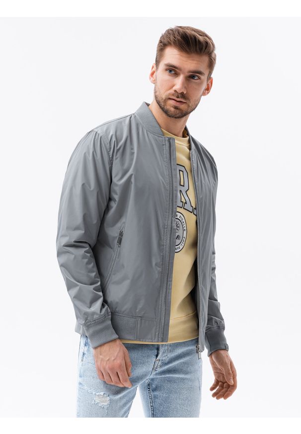Szara kurtka Ombre Clothing na wiosnę