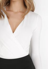 Born2be - Białe Body Adothee. Kolor: biały. Materiał: dzianina, skóra, jeans. Długość rękawa: długi rękaw. Długość: długie. Wzór: gładki. Styl: elegancki #3