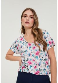 MOODO - Bluzka z dekoltem w serek biała. Typ kołnierza: dekolt w serek. Kolor: biały. Materiał: poliester, elastan #1