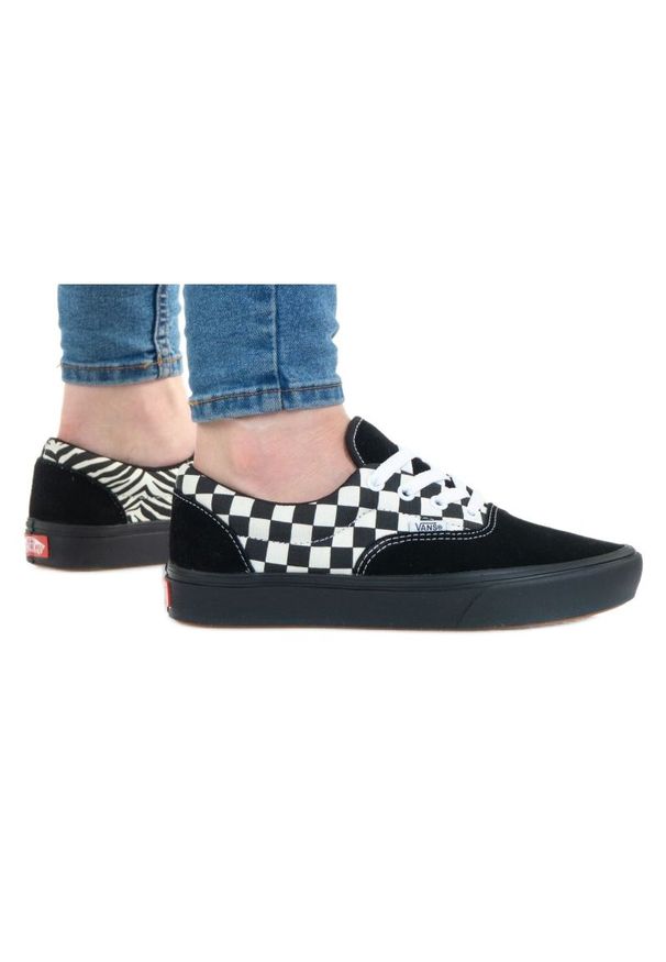 Buty Vans Comfycush Era W VN0A3WM917Q1 białe czarne. Okazja: na co dzień. Kolor: czarny, wielokolorowy, biały. Materiał: materiał, guma, syntetyk. Szerokość cholewki: normalna. Styl: casual