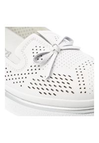 Półbuty damskie S.Barski, ze skóry naturalnej licowej ażurowa cholewka wsuwane lekka podeszwa casual, białe, LR61-7043. Okazja: na co dzień. Zapięcie: bez zapięcia. Kolor: biały. Materiał: skóra. Szerokość cholewki: normalna. Wzór: ażurowy. Styl: casual #3