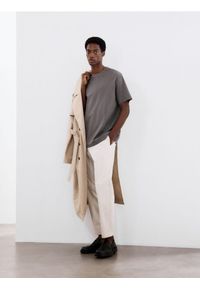 Reserved - Spodnie chino leisure fit - beżowy. Kolor: beżowy. Materiał: tkanina, bawełna