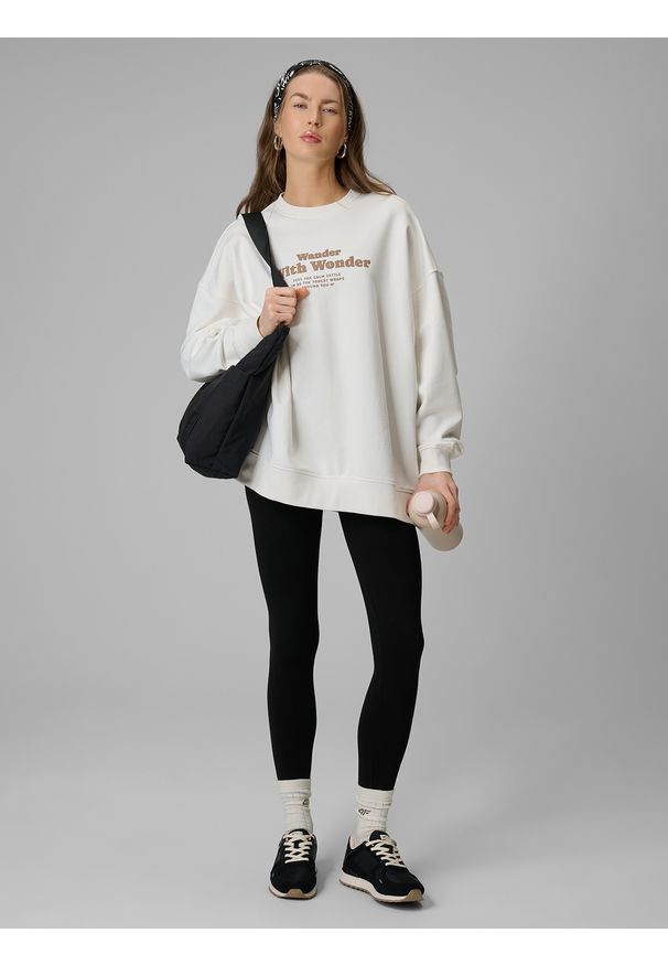 4f - 4F Bluza dresowa oversize bez kaptura damska - biała XL. Okazja: na co dzień, do domu. Typ kołnierza: bez kaptura. Kolor: biały. Materiał: dresówka. Wzór: nadruk. Styl: casual