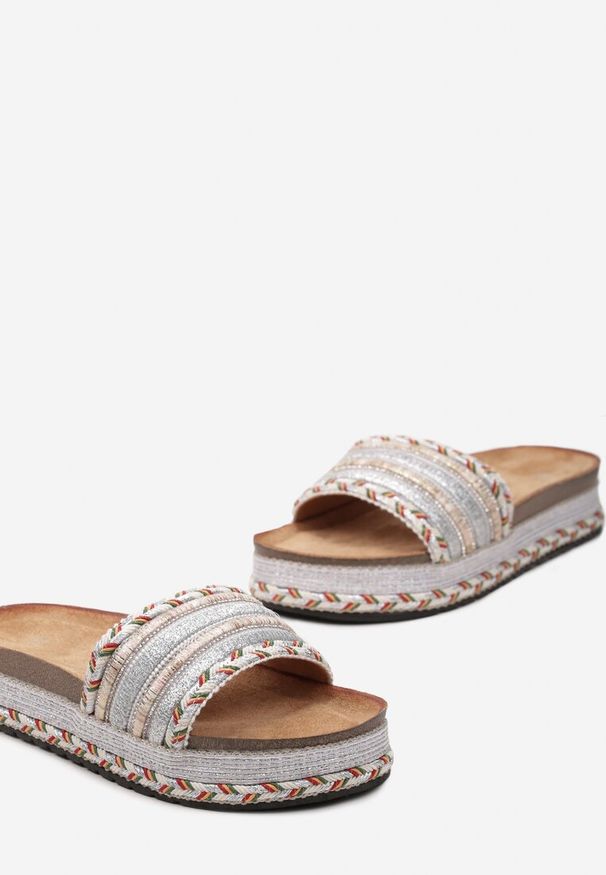 Born2be - Srebrne Klapki Ozdobione Plecionką w Stylu Boho z Cyrkoniami Danellema. Kolor: srebrny. Materiał: materiał, jedwab, jeans. Wzór: aplikacja. Styl: boho