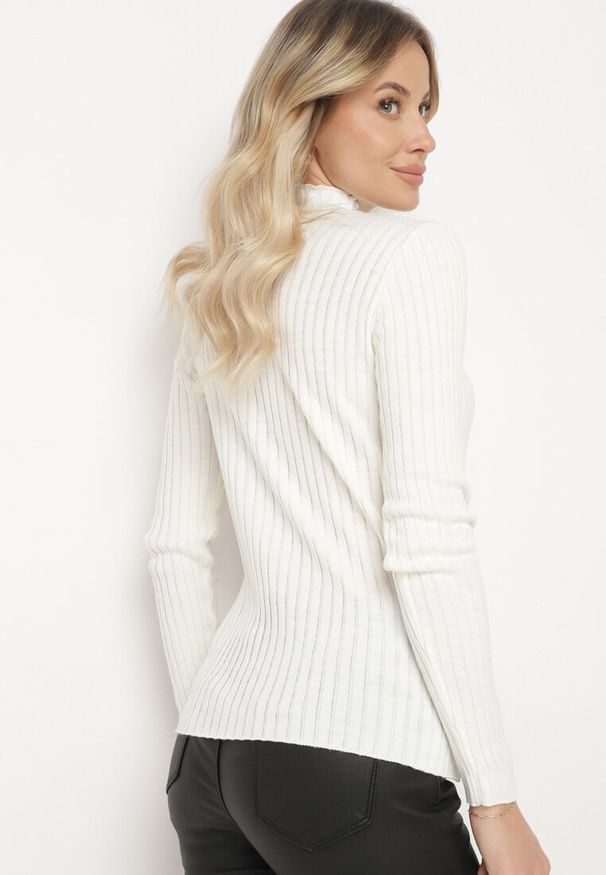 Born2be - Jasnobeżowy Sweter z Półgolfem Prążkowany Kikida. Okazja: na co dzień. Kolor: beżowy. Materiał: prążkowany. Długość rękawa: długi rękaw. Długość: długie. Styl: elegancki, casual