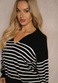 Renee - Czarny Sweter w Paski Ozdobiony Kołnierzykiem i Wycięciem Irinalies. Kolor: czarny. Wzór: aplikacja, paski. Sezon: zima #3