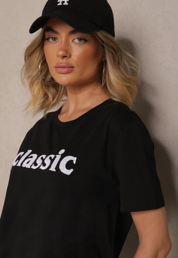 Renee - Czarny Bawełniany T-shirt Zdobiony Napisem z Cyrkonii Deleire. Okazja: na co dzień. Kolor: czarny. Materiał: bawełna. Wzór: napisy, aplikacja. Styl: elegancki, casual, klasyczny