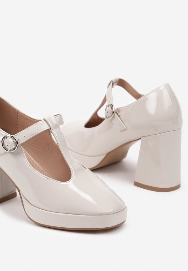 Renee - Beżowe Półbuty Lakierowane na Słupku w Stylu Retro Merione. Okazja: na co dzień, na spacer. Kolor: beżowy. Materiał: lakier. Sezon: jesień. Obcas: na słupku. Styl: retro