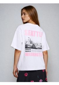 Sinsay - Bawełniana koszulka z nadrukiem na plecach - biały. Kolor: biały. Materiał: bawełna. Wzór: nadruk #1