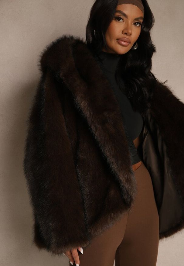 Renee - Brązowa Oversizowa Kurtka Futerko z Kapturem Venelle. Okazja: na imprezę. Typ kołnierza: kaptur. Kolor: brązowy. Materiał: futro. Styl: klasyczny