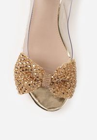 Renee - Złote Sandały VICES na Kwadratowym Słupku z Transparentną Cholewką Kokardą i Cyrkoniami Orinrahne. Kolor: złoty. Materiał: satyna. Obcas: na słupku. Styl: elegancki #4