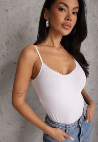 Renee - Biały Bawełniany Top Bieliźniany z Koronką przy Dekolcie Berinda. Okazja: na co dzień. Kolor: biały. Materiał: bawełna, koronka. Wzór: koronka. Sezon: lato. Styl: casual #1