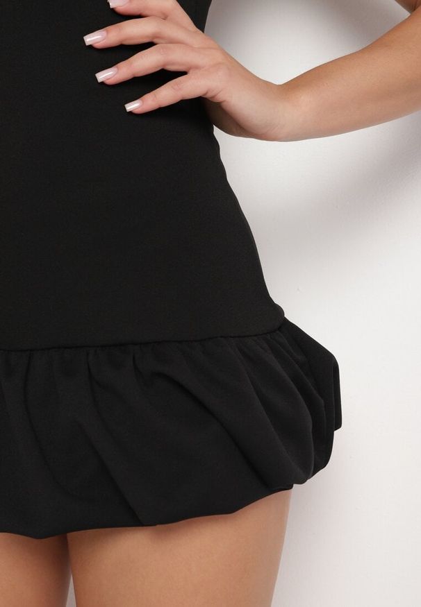 Born2be - Czarny Taliowany Kombinezon Ozdobiony Falbanką Semiriela. Okazja: na co dzień. Kolor: czarny. Wzór: aplikacja. Styl: klasyczny, casual