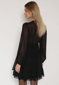 Born2be - Czarna Rozkloszowana Sukienka z Siateczki z Kopertowym Dekoltem Zenessa. Typ kołnierza: dekolt kopertowy. Kolor: czarny. Materiał: poliester, materiał. Typ sukienki: kopertowe #8