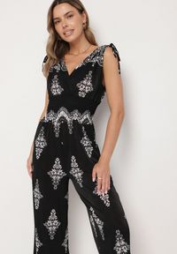 Born2be - Czarny Kombinezon w Orientalny Wzór z Dekoltem w Serek Izena. Okazja: na co dzień. Kolor: czarny. Wzór: aplikacja. Styl: casual #5