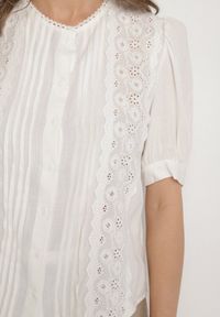 Born2be - Biała Wiskozowa Koszula Ozdobiona Haftem Lirevara. Kolor: biały. Materiał: wiskoza. Długość rękawa: krótki rękaw. Długość: krótkie. Wzór: aplikacja, haft. Styl: klasyczny, elegancki #6